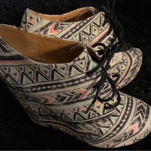 Size 10 preowned Shi By journeys Platform Ankle Boots Aztec Print Canvas
